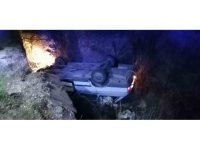 Köpeğe çarpmamak için direksiyonunu kırdığı otomobil kanala düştü: 1 yaralı