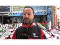 Akdeniz’de oltasına takılan dev kılıç balığı 115 kilogram geldi