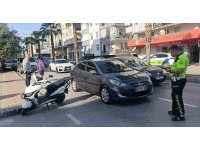 Otomobilin sağından geçmek isterken aynı yöne dönmek isteyen otomobile çarptı