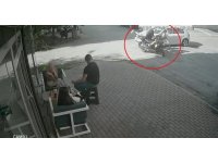 Kasksız yolcu kafasını kaldırıma çarpmaktan kıl payı kurtuldu