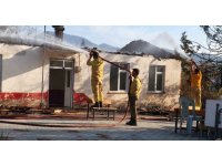 Antalya’da ormanlık alanda çıkan yangında eski okulun çatısı yandı