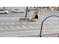 Yolun karşısına geçmeye çalışan yayaya otomobil çarptı