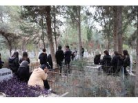 Öğrencileri, öğretmenler gününde vefat eden öğretmenlerini unutmadı