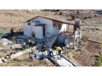 Tarsus’ta engelli bireyin güvenliği için parke çalışması yapıldı