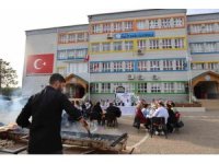 Okul bahçesinde Adana usulü öğretmenler günü kutlaması