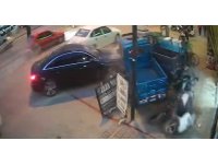 Adana’da kaza anı hem güvenlik kamerasına hem de araç kamerasına yansıdı