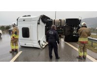 İskenderun’da devrilen tırın sürücüsü yaralandı