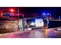 Antalya’da kontrolden çıkan otomobil yan yattı: 3 yaralı