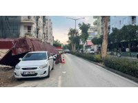 Alanya’da fırtına inşaat korkuluklarını uçurdu, park halindeki araca zarar verdi