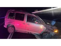 Kontrolden çıkan araç trafik levhalarına çarptı: 2 yaralı