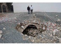 Depremde yıkılan binanın arazisinde yaşanan göçükle tarihi su kanalı ortaya çıktı