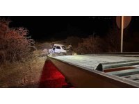 Otomobil kayalıklara çarptı: 1 ölü, 1 yaralı