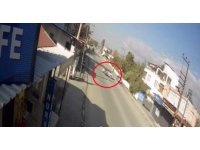 Motosikletin, dönüş yapmak isteyen otomobile ok gibi sağlandığı kaza kamerada