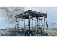 Alevlere teslim olan taksi kulübesinden geriye hurda yığını kaldı