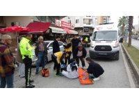 Aracın açılan kapısına çarpan motosikletteki 2 kişi yaralandı