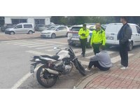 Otomobille çarpışan motosikletli tedaviyi kabul etmedi