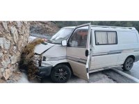 Antalya’da istinat duvarına çarpan aracın sürücüsü yaralandı