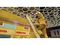 Hatay’da duvar boşluğuna sıkışan kedi itfaiye ekiplerince kurtarıldı