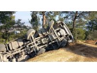 Toprak yolda uçuruma yuvarlanan hafriyat kamyonunun sürücüsü yaralandı