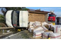 Antalya’da saman yüklü kamyonet devrildi, yol trafiğe kapandı