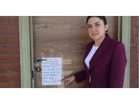 Depremzede öğrencilerin eğitim gördüğü kütüphaneye dadanan klima hırsızlarına not asıp "Lütfen Çalma" diyerek seslendiler