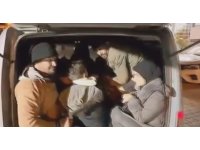 Hafif ticari araca tıka basa doldurulan  13 göçmen yakalandı