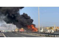 Mazot yüklü tanker alev alev yandı, gökyüzünü kara dumanlar kapladı