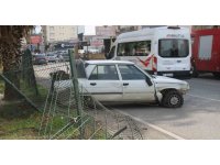 Serik’te yoldan çıkan otomobil bariyerlere çarparak durabildi