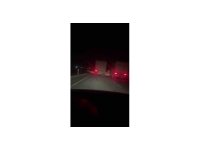 Trafikte 100’ü bulan hızla yarışan kamyonların o anları kamerada