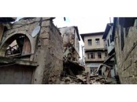 Daha önce yangında zarar gören eski bina yağışlı havada çöktü