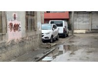 Çocuğun kafasını önce arabaya vurdu sonra çocuğu yere fırlattı