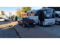 Ehliyetsiz sürücünün kullandığı otomobil halk otobüsü ve motosiklete çarptı: 1 yaralı