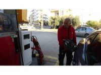 LPG pompası takılıyken hareket eden araca pompacı son anda müdahale etti