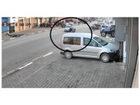 Otomobille çarpışan motosikletteki 2 kişi metrelerce savruldu
