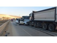 Hafif ticari araçla minibüs çarpıştı: 1 ölü