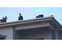 Çatıya çıktı, 80 bin TL’lik alacağını tahsil edince ikna olup indi