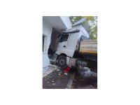 Freni boşalan tır, direk ve otomobile ardından fırına çarptı: 5 keçi telef oldu