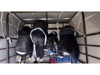 Kamyonette tavana tutunarak saklanmaya çalışan 4 göçmen yakalandı