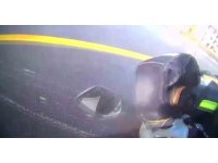 Kazayı burnu kanamadan atlatan motosikletlinin yardımına koşan sürücü yürekleri ısıttı