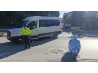 Manavgat’ta minibüsle çarpışan motosikletli yaralandı