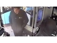 Yaşlı adamın otobüste unuttuğu içinde 4 bin euro olan çantanın başında adeta nöbet tuttu