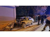 Otomobil konteynere, kamyonete ve evin duvarına çarptı: 1 ölü, 1 yaralı