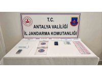 Araçta yapılan aramada 1 kilo 185 gram metamfetamin ele geçirdi