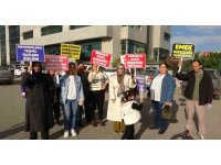 Mersin’de maaşlarını alamayan işçiler, adliye önünde açıklama yaptı