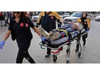 Taksi ile çarpışan motosikletli gençler metrelerce sürüklendi