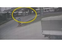 Hafif ticari aracın çarptığı yaya yola savruldu, kaza anı güvenlik kamerasına yansıdı