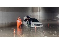 Suda mahsur kalan araçtaki 2 kişiyi itfaiye ekipleri kurtardı