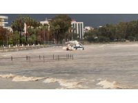 Finike’de fırtına sebebiyle tekne kıyıya sürüklendi, denizin rengi çamura döndü