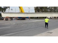 Tonlarca ağırlıktaki beton blok taşıyan tırın tekeri koptu