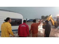 Karavanla denize sürüklenen Rus turistler kurtarıldı